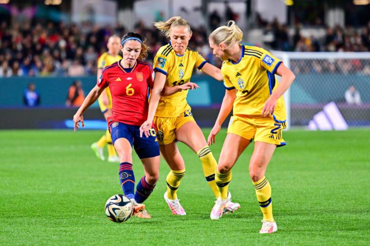 (230815) -- AUCKLAND, Aug. 15, 2023 (Xinhua) -- Aitana Bonmati (L) of Spain vies with Fridolina Rolfo (C) of Sweden during the semi-final match between Spain and Sweden at the FIFA Women's World Cup Australia & New Zealand 2023 in Auckland, New Zealand, Aug. 15, 2023. (Xinhua/Zhu Wei) - Photo by Icon sport