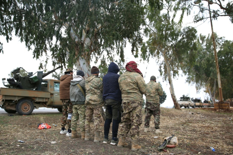 Les forces anti-gouvernement prient dans la ville d'al-Rastan dans la province de Homs, dans le centre de la Syrie, le 7 décembre 2024 ( AFP / Aref TAMMAWI )