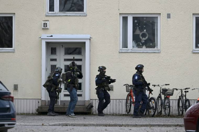 Des policiers finlandais sur le site d'une fusillade dans une école à Vantaa, le 2 avril 2024 ( Lehtikuva / Markku Ulander )