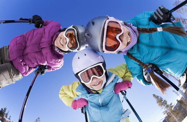 Les stations de ski multiplient les initiatives pour attirer les amateurs le week-end. crédit photo : Getty images