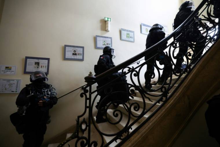 Des membres du Raid participent à une simulation d'attaque terroriste, à l'école de police de Draveil, le 21 mars 2024 dans l'Essonne ( AFP / Emmanuel DUNAND )