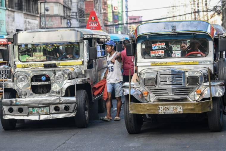 Des jeepneys, Jeeps customisées fabriquées à l'origine à partir d'automobiles abandonnées par l'armée américaine à la fin de la Seconde guerre mondiale, le 5 avril 2024 à Manille ( AFP / Ted ALJIBE )
