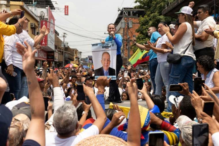 La leader de l'opposition Maria Corina Machado tient une affiche du candidat de l'opposition à la présidence, Edmundo Gonzalez, lors d'un rassemblement électoral à Maracaibo, dans l'État de Zulia, au Venezuela, le 2 mai 2024 ( Maria Corina Machado's Press Office / José Altuvez )