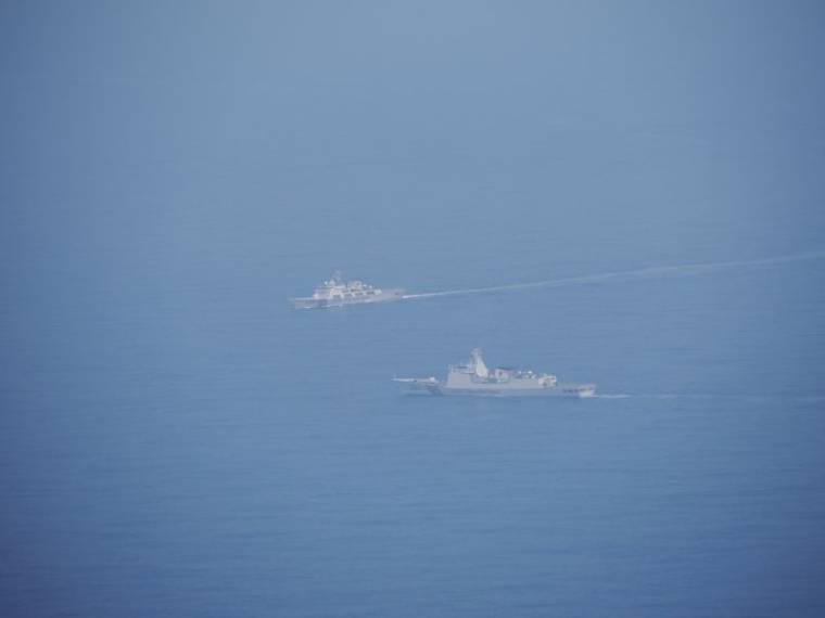 Des navires de garde-côtes chinois sont photographiés alors qu'ils naviguent à un endroit non divulgué dans les eaux autour de Taïwan