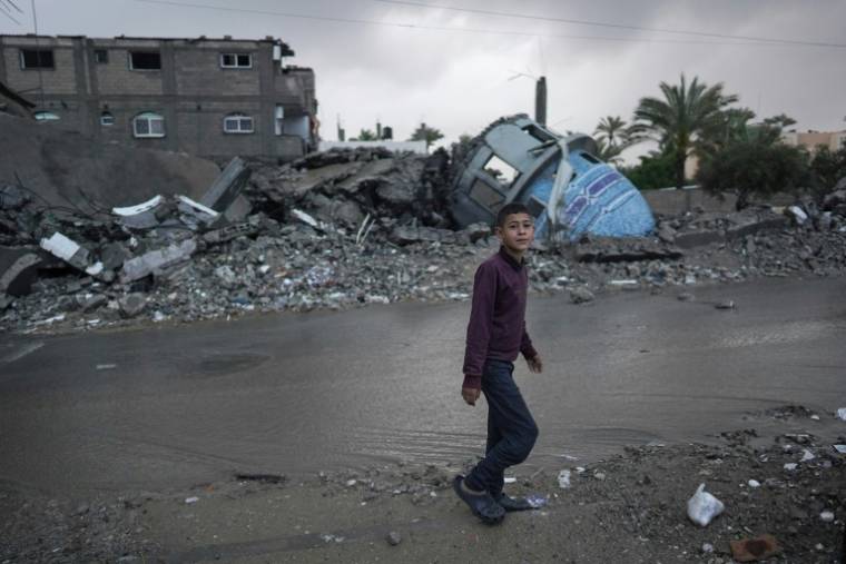 Un enfant devant une mosquée en ruines, le 10 avril 2024 à Deir el-Balah, dans le centre de la bande de Gaza ( AFP / - )