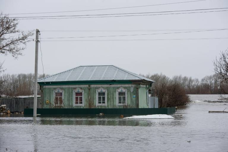 Inondations à Pokrovka, dans le nord du Kazakhstan, près de la frontière avec la Russie, le 9 avril 2024 ( AFP / Evgeniy Lukyanov )