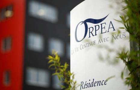 Photo du logo d'Orpea à l'entrée d'une maison de retraite à Reze