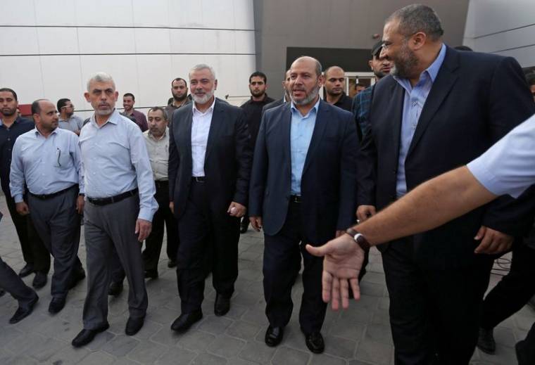 Le chef du Hamas à Gaza, Yahya Al-Sinwar, le chef du Hamas, Ismail Haniyeh, et un haut dirigeant du Hamas, Khalil al-Hayya dans le sud de la bande de Gaza