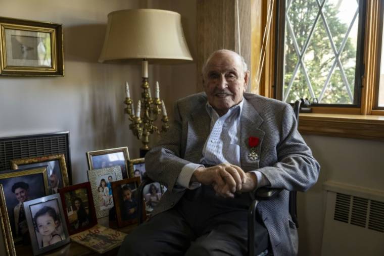L'ancien combattant américain de la Seconde guerre mondiale Jack Hausman, 101 ans, chez lui à New York  après avoir été fait chevalier dans l'ordre de la Lagion d'honneur par le gouvernement français, le 26 avril 2024 ( AFP / ANGELA WEISS )