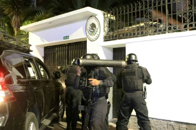 Des forces spéciales de la police équatorienne pénètrent dans l'ambassade du Mexique à Quito pour arrêter l'ancien vice-président équatorien Jorge Glas, le 5 avril 2024 ( AFP / ALBERTO SUAREZ )