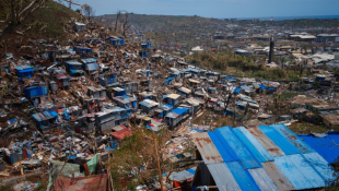 Le bidonville de Kawéni ravagé par le passage du cyclone Chido à Mayotte, le 20 décembre 2024 à Mamoudzou ( AFP / DIMITAR DILKOFF )