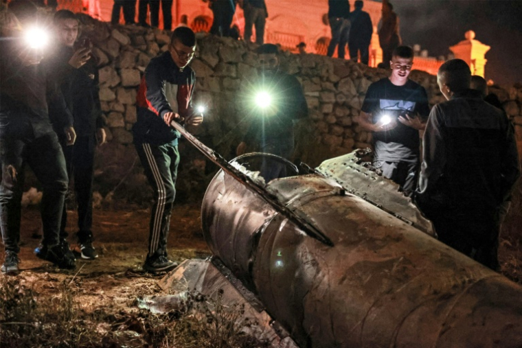 Des jeunes palestiniens inspectent des débris de missile tombés à Ramallah, en Cisjordanie occupée, le 1er octobre 2024 ( AFP / Zain JAAFAR )