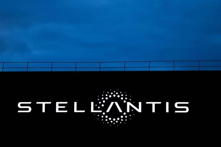 Un logo Stellantis à Velizy-Villacoublay