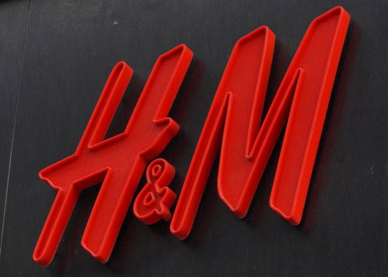 Le logo du détaillant de mode H&M à l'extérieur d'un magasin à Stockholm