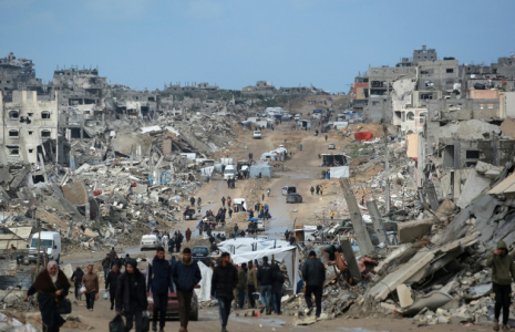 Des déplacés palestiniens marchent sur une route boueuse au milieu des destructions à Jabalia, dans le nord de la bande de Gaza, le 6 février 2025 ( AFP / Bashar TALEB )