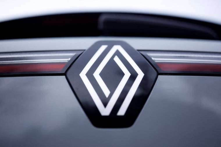 Le logo de Renault sur une voiture lors de la présentation des résultats annuels 2022 du constructeur automobile à Boulogne-Billancourt