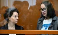 La directrice de théâtre Evguénia Berkovitch (à gauche) et la dramaturge Svetlana Petriïtchouk comparaissent devant le tribunal de Moscou, le 20 mai 2024 ( AFP / Alexander NEMENOV )