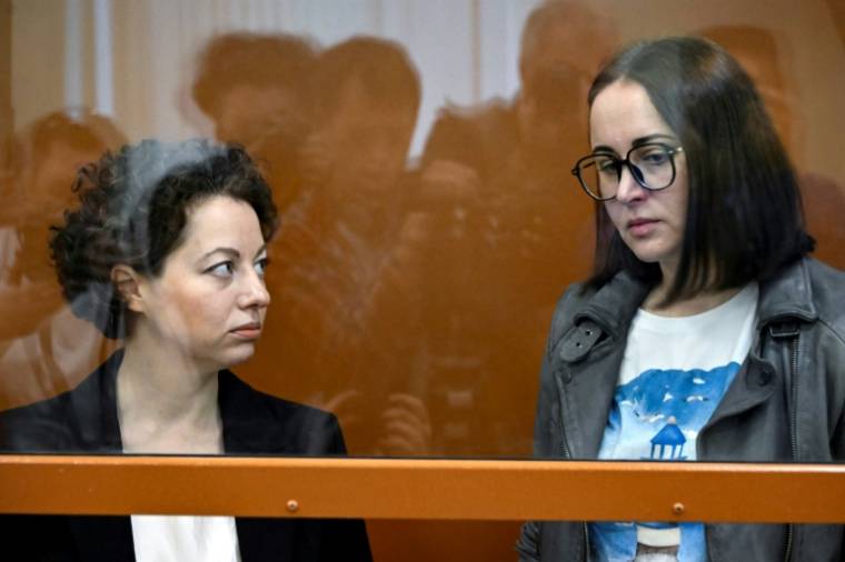 La directrice de théâtre Evguénia Berkovitch (à gauche) et la dramaturge Svetlana Petriïtchouk comparaissent devant le tribunal de Moscou, le 20 mai 2024 ( AFP / Alexander NEMENOV )