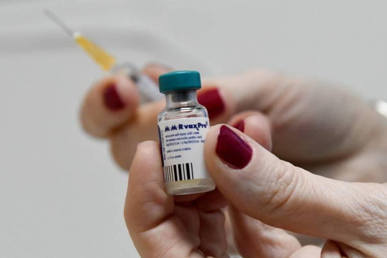 Une professionnelle de la santé prépare un vaccin contre la rougeole dans un hôpital de Podgorica au Monténégro, le 16 février 2020. ( AFP / SAVO PRELEVIC )