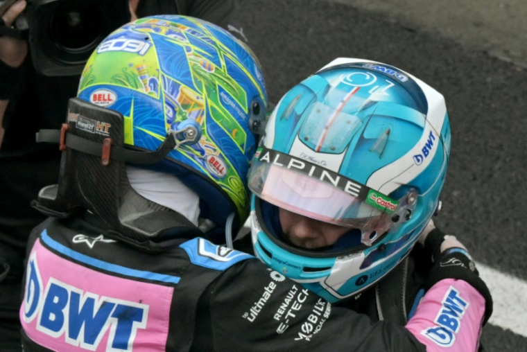 Les pilotes français d'Alpine Esteban Ocon (g.) et Pierre Gasly après avoir obtenu respectivement la deuxième et la troisième place lors du Grand Prix de Formule 1 du Brésil, à Sao Paulo, le 3 novembre 2024 ( AFP / NELSON ALMEIDA )