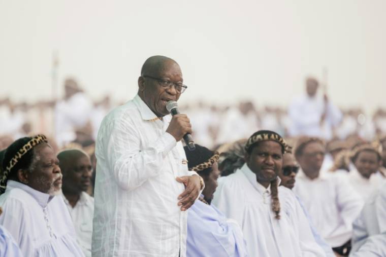 L'ex-président sud-africain Jacob Zuma (debout) s'adresse aux fidèles lors d'un service religieux à Ndwedwe (Afrique du Sud), près de Durban, le 13 janvier 2024 ( AFP / RAJESH JANTILAL )