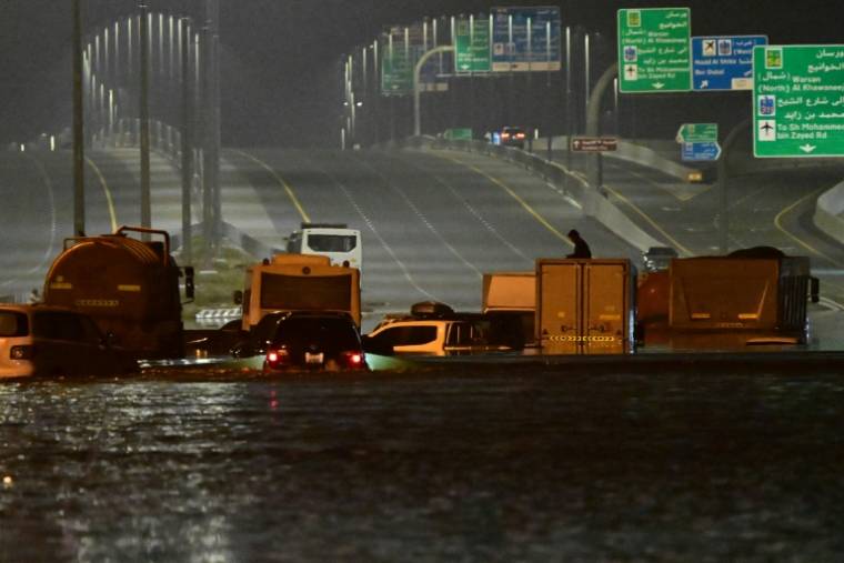 Une autoroute de Dubaï inondée, le 18 avril 2024 ( AFP / Giuseppe CACACE )