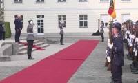 Allemagne: Macron accueilli avec les honneurs militaires par le président allemand