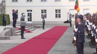 Allemagne: Macron accueilli avec les honneurs militaires par le président allemand