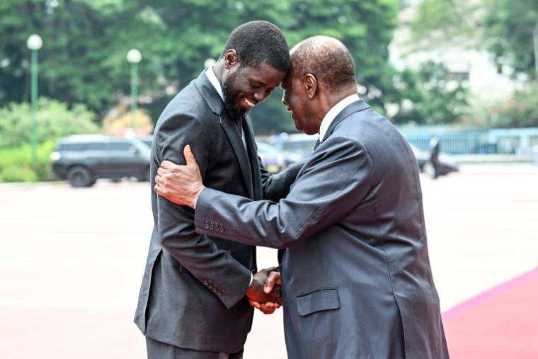 Poignée de main entre le nouveau président sénégalais, Bassirou Diomaye Faye (gauche), et son homologue ivoirien Alassane Ouattara, à Abidjan le 7 mai 2024 ( AFP / SIA KAMBOU )
