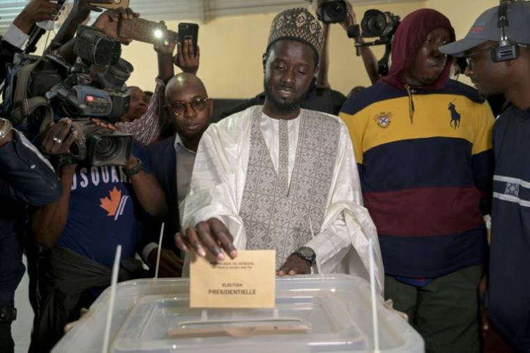 Le candidat de l'opposition Bassirou Diomaye Faye vote à Dakar, le 24 mars 2024 au Sénégal ( AFP / SEYLLOU )