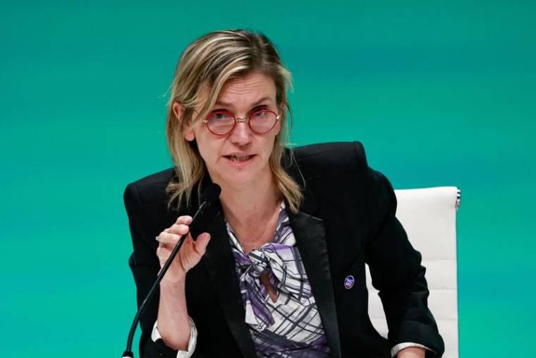 La ministre française de la Transition énergétique Agnès Pannier-Runacher s'exprime lors d'une conférence de presse pendant la COP28