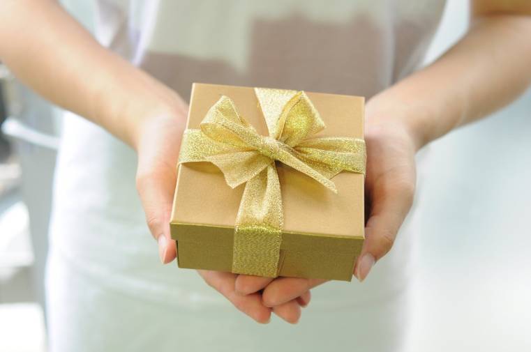 L'acceptation de cadeaux ou de faveurs de la part d'un client peut constituer une faute grave selon la Cour de cassation. (illustration) (faye_yuyun / Pixabay)