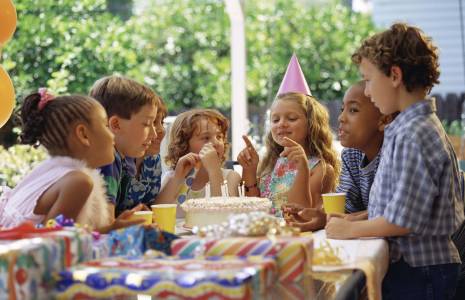 Découvrez nos astuces pour organiser une fête d’anniversaire avec un petit budget. ( crédit photo : Getty Images )
