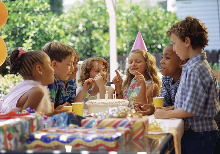 Découvrez nos astuces pour organiser une fête d’anniversaire avec un petit budget. ( crédit photo : Getty Images )