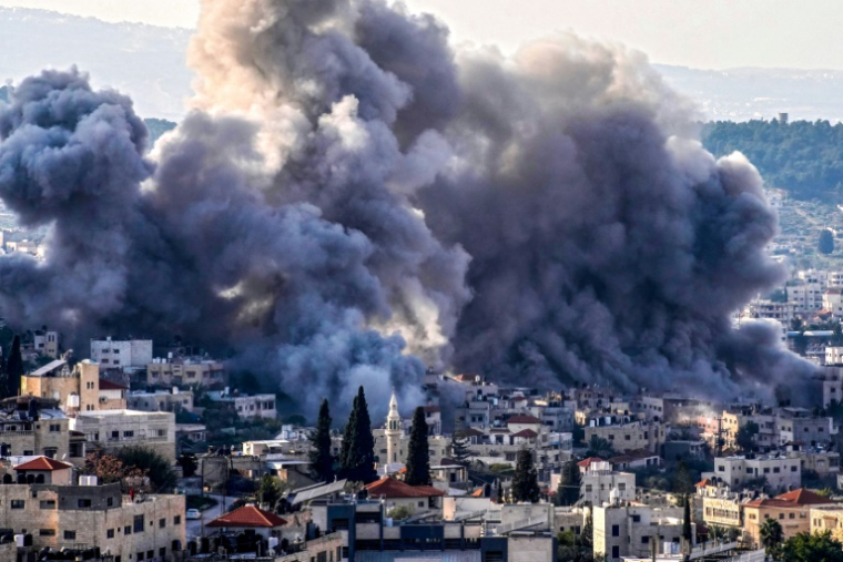 D'immenses panaches de fumée se dégagent du camp de réfugiés de Jénine lors d'une opération militaire israélienne, le 2 février 2025 à Jénine, dans le nord de la Cisjordanie occupée   ( AFP / MOHAMMAD MANSOUR )