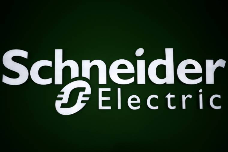 Le français Schneider Electric, géant des équipements électriques et automatismes industriels, compte de plus en plus sur l'intelligence artificielle (IA) pour aider ses clients à consommer moins d'énergie ( AFP / CHARLY TRIBALLEAU )