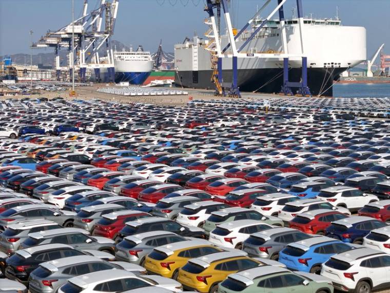 Des voitures destinées à l'exportation, dans un terminal du port de Yantai