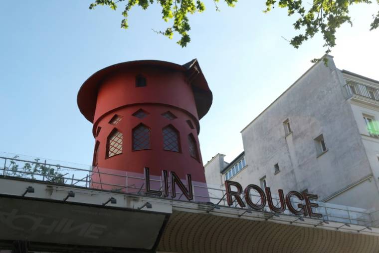 Le Moulin Rouge à Paris après que ses ailes et des lettres de la façade sont tombées dans la nuit sans faire de blessés, le 25 avril 2024 ( AFP / Geoffroy VAN DER HASSELT )