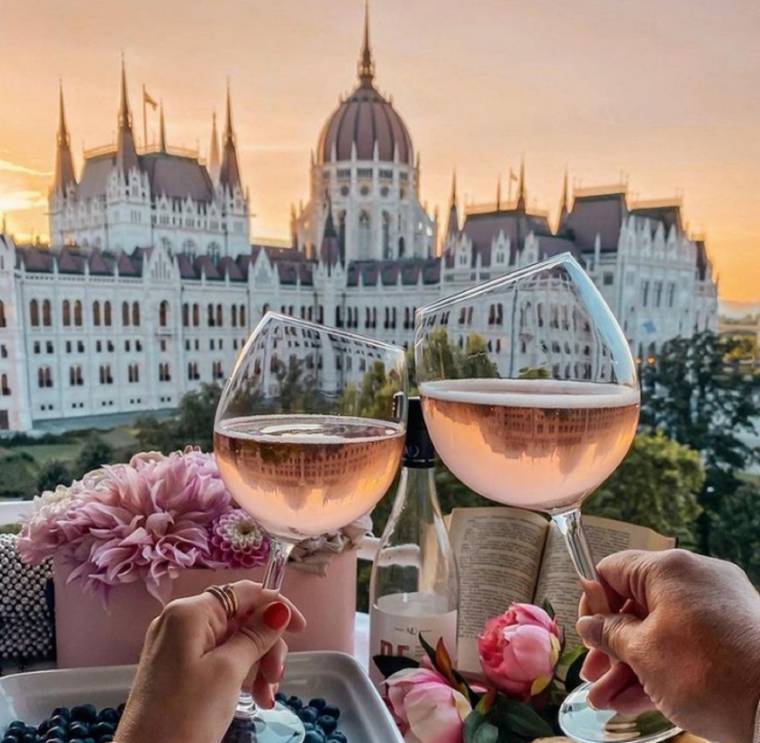 Profitez de Budapest le temps d’un week-end. crédit photo : Capture d’écran Instagram @corinthiabud