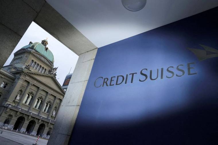 Photo du logo de Credit Suisse devant le bâtiment du Parlement suisse, à Berne, en Suisse