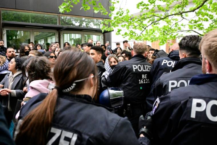 La police allemande intervient pour disperser une manifestation propalestinienne à l'Université libre de Berlin, le 7 mai 2024 ( AFP / Tobias SCHWARZ )