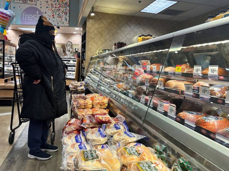 Un client dans un supermarché avant la Thanksgiving à Chicago