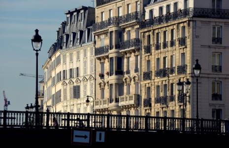 Des immeubles d'habitation sur l'île Saint-Louis à Paris, le 17 juillet 2014 ( AFP / MIGUEL MEDINA )