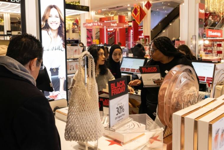 Customers shop at Macy's during "Black Friday" in New York, November 24, 2023 (AFP / Yuki IWAMURA)