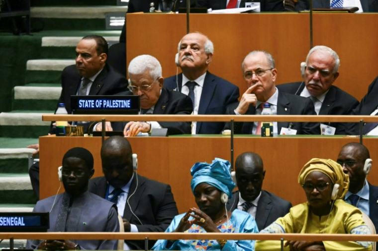 Le président palestinien MahmOud Abbas (2e g, rangée du haut) et des membres de la délégation palestinienne à l'Assemblée générale de l'ONU, le 24 septembre 2024 à New York ( AFP / ANGELA WEISS )