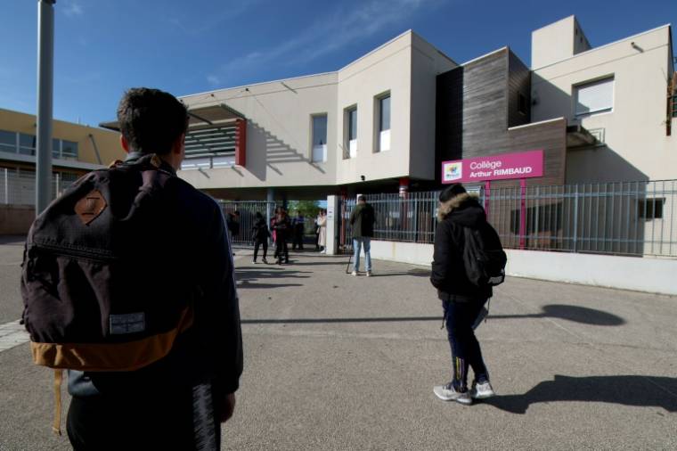 Des élèves arrivent au collège Arthur-Rimbaud, où une adolescente a été agressée mardi, le 4 avril 2024 au nord-ouest de Montpellier, dans les Bouches-du-Rhône ( AFP / Pascal GUYOT )