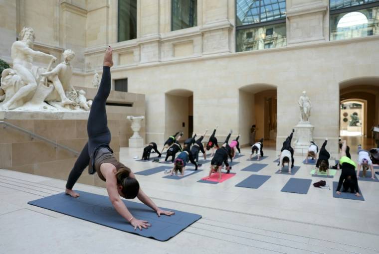 "Les visites sportives" au Louvre par l'artiste et chorégraphe Mehdi Kerkouche au musée du Louvre le 23 avril 2024 ( AFP / Thomas SAMSON )