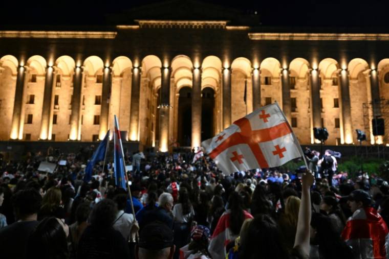 Manifestation devant le Parlement contre le projet de loi controversé sur l'"influence étrangère", le 2 mai 2024 à Tbilissi, en Géorgie ( AFP / Vano SHLAMOV )