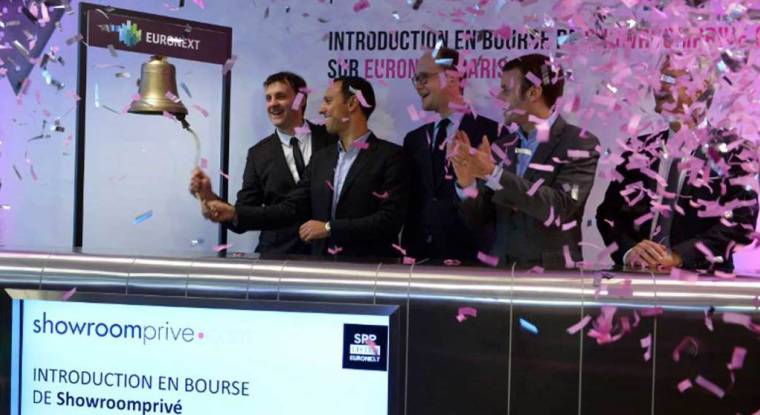 Les fondateurs de Showroomprivé, David Dayan et Thierry Petit, en compagnie d'Emmanuel Macron lors de l'introduction en Bourse de la société. (© E. Piermont / AFP)