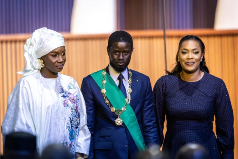 Le nouveau président sénégalais Bassirou et ses deux épouses Marie Khone Faye (g) et Absa Faye (d), après sa prestation de serment, à Diamniadio, près de Dakar le 2 avril 2024 ( AFP / JOHN WESSELS )